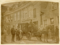 221084 Afbeelding van een koets van hotel en stalhouderij Doelen van D. Boer aan de Kapellestraat te Oudewater.
